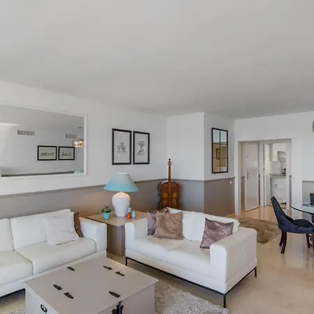Beach-line With 3 Bedrooms In Apartment Estepona