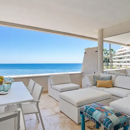 Beach-line With 3 Bedrooms In Apartment Estepona